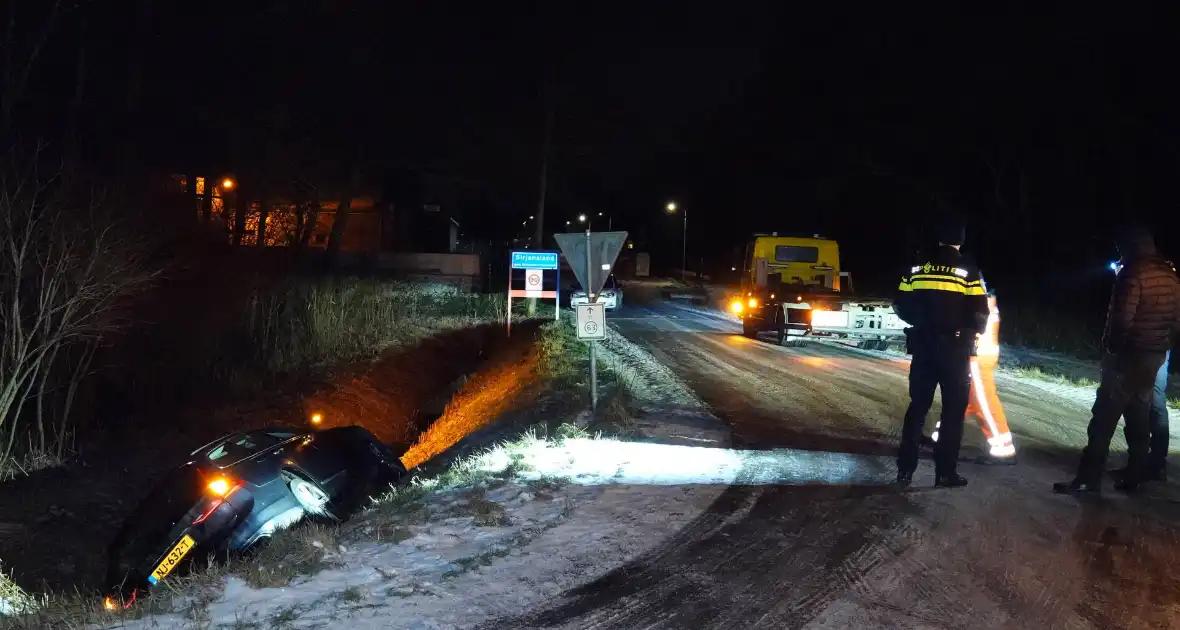 Auto belandt in sloot door gladheid