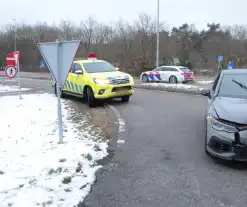 Beschadigde personenauto aangetroffen op afrit