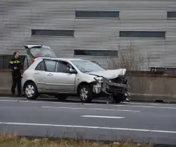 Automobilist botst op middengeleider van snelweg