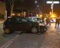 Automobilist knalt tegen lantaarnpaal