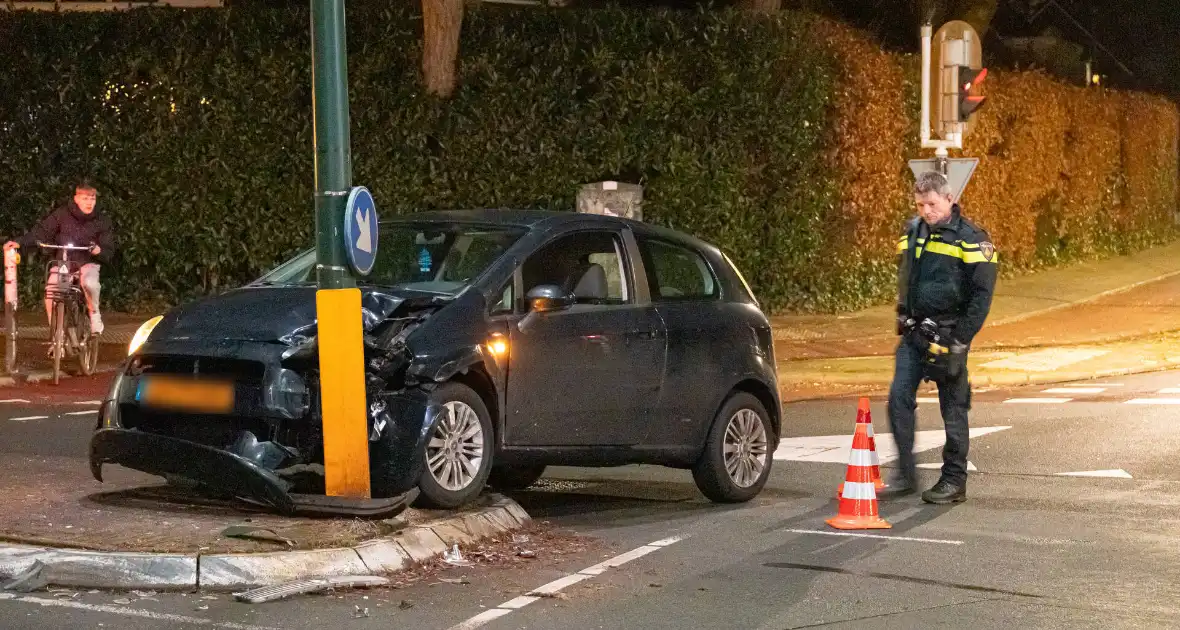 Automobilist knalt tegen lantaarnpaal - Foto 4