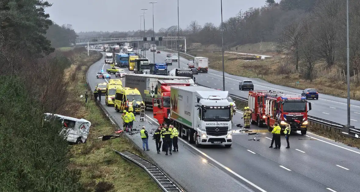 Twee vrachtwagens betrokken bij ernstig ongeval - Foto 1