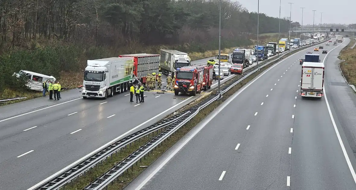 Twee vrachtwagens betrokken bij ernstig ongeval - Foto 2