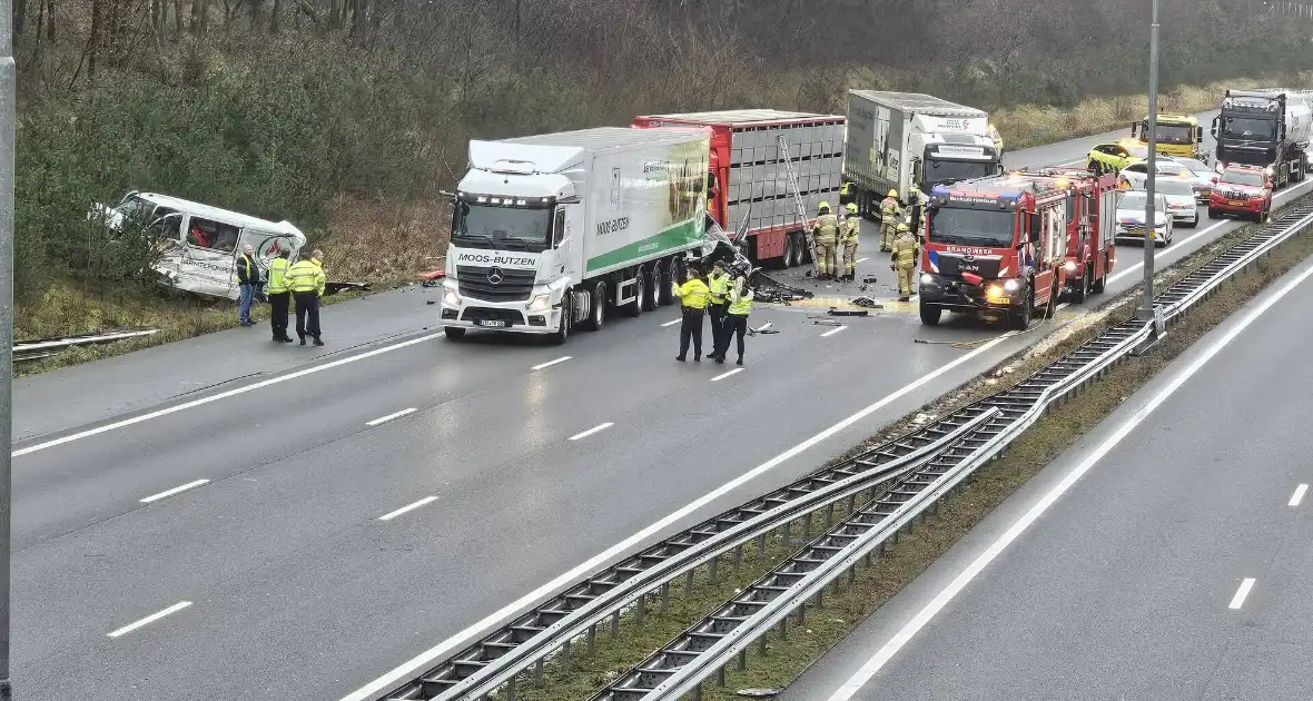 Twee vrachtwagens betrokken bij ernstig ongeval - Foto 3