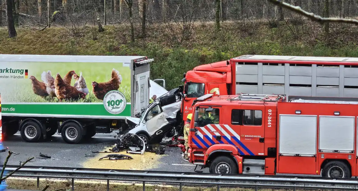 Twee vrachtwagens betrokken bij ernstig ongeval - Foto 5