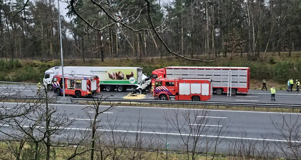 Twee vrachtwagens betrokken bij ernstig ongeval - Foto 6