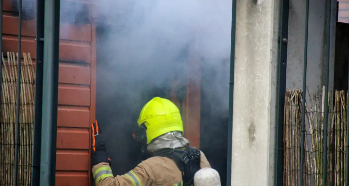 Kortsluiting veroorzaakt felle brand in schuur - Foto 13