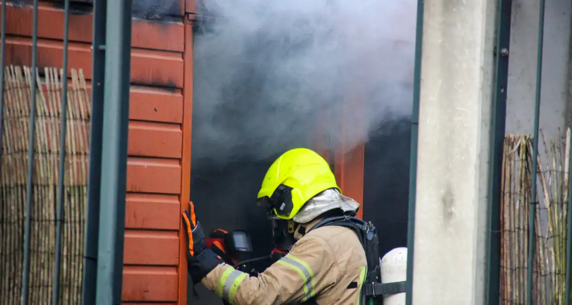 Kortsluiting veroorzaakt felle brand in schuur - Foto 4