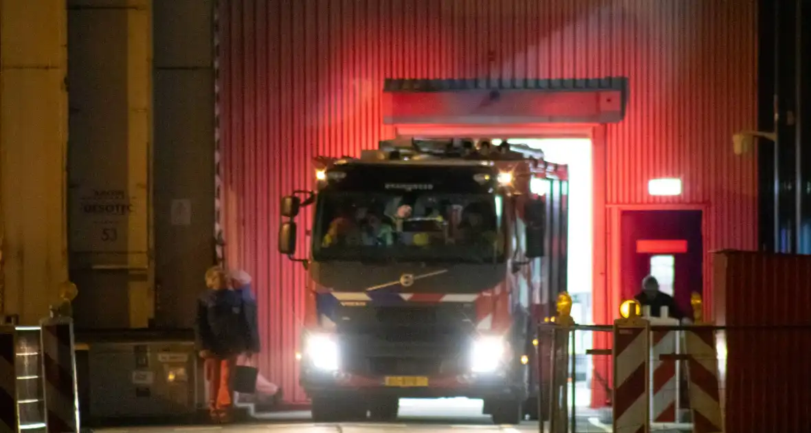 Brandweer ingezet voor stormschade bij bedrijfspand - Foto 1