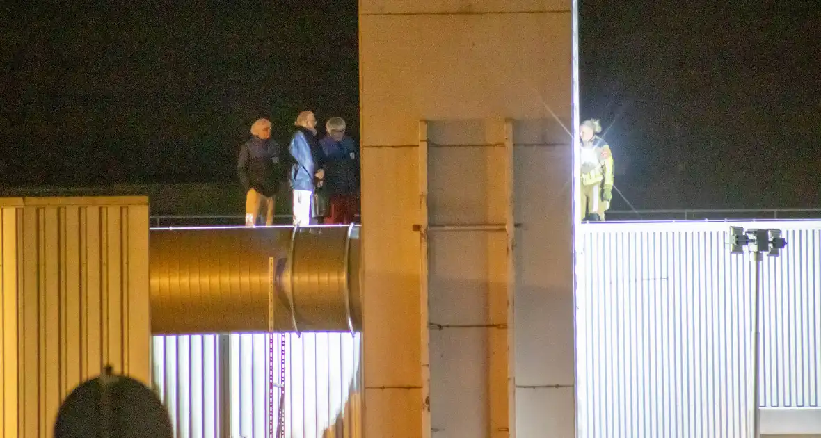 Brandweer ingezet voor stormschade bij bedrijfspand - Foto 2