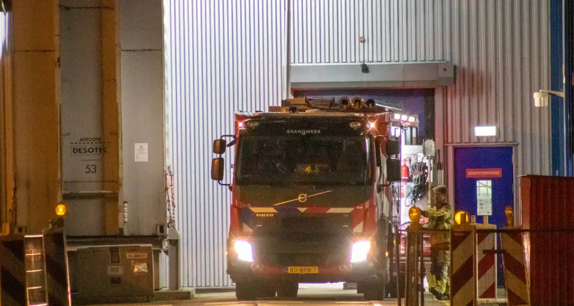 Brandweer ingezet voor stormschade bij bedrijfspand - Foto 3