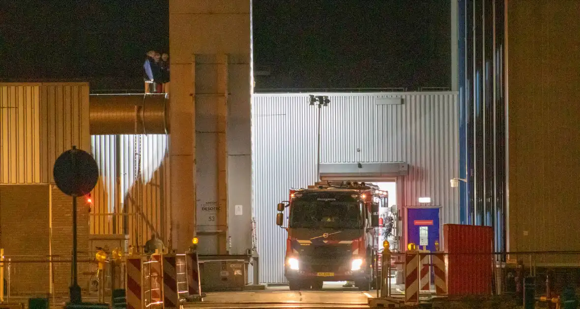 Brandweer ingezet voor stormschade bij bedrijfspand - Foto 4