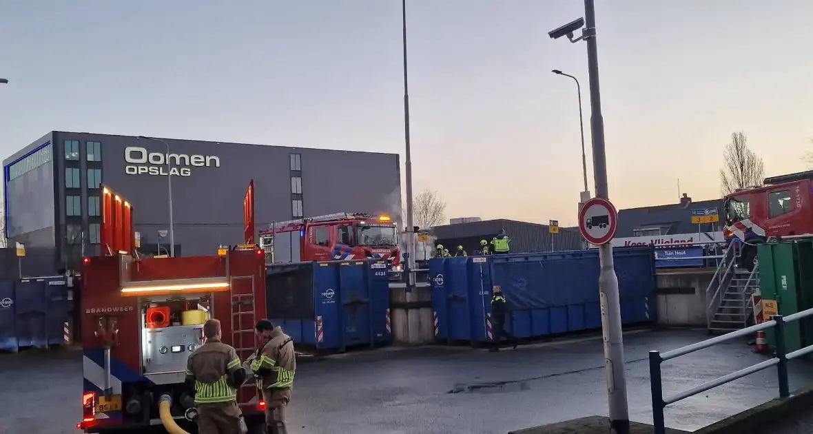 Brandweer ingezet voor brandende container in milieustraat