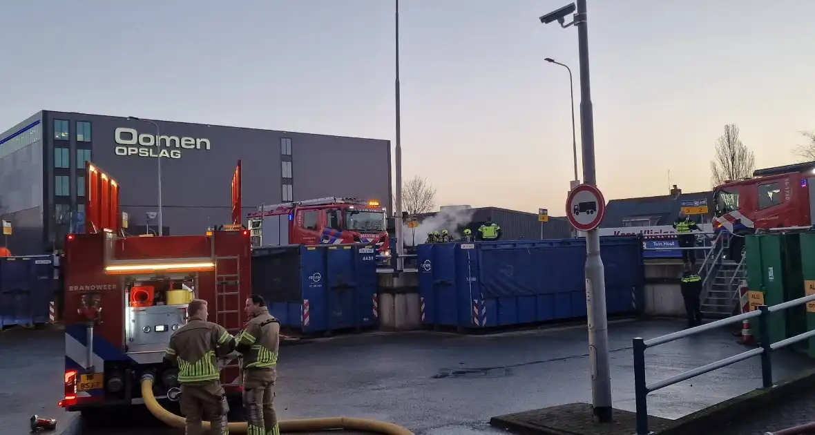 Brandweer ingezet voor brandende container in milieustraat - Foto 1