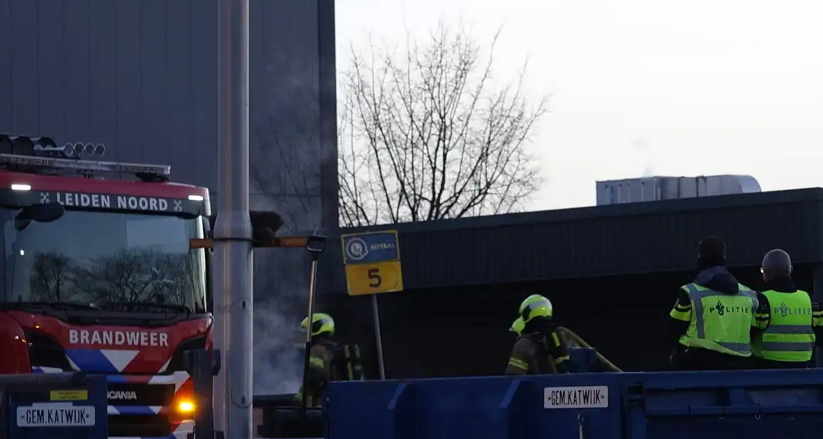 Brandweer ingezet voor brandende container in milieustraat - Foto 10