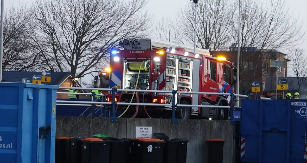 Brandweer ingezet voor brandende container in milieustraat - Foto 11