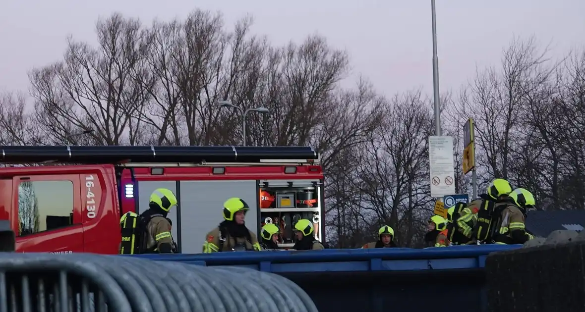 Brandweer ingezet voor brandende container in milieustraat - Foto 12