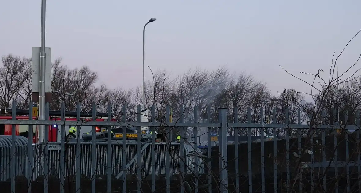 Brandweer ingezet voor brandende container in milieustraat - Foto 13