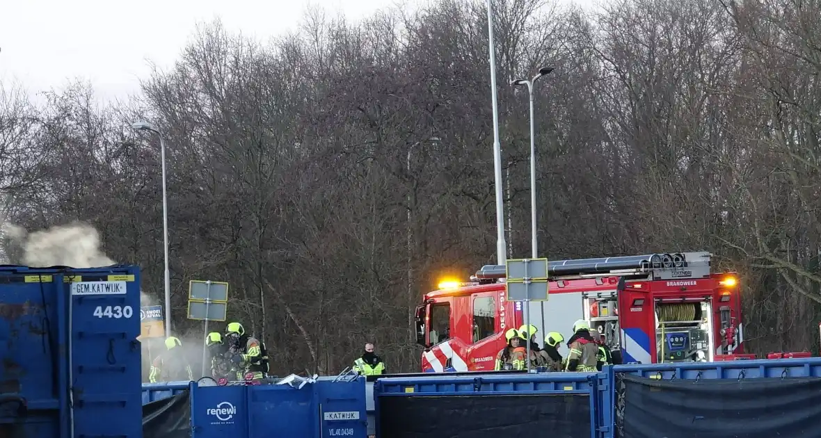 Brandweer ingezet voor brandende container in milieustraat - Foto 14