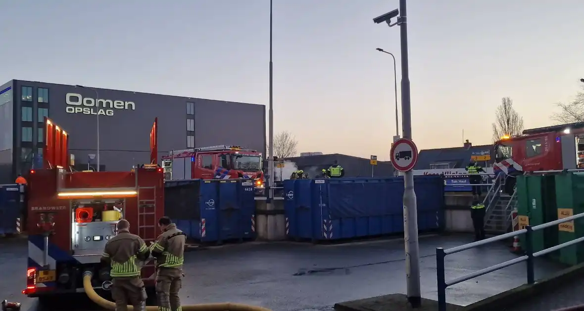 Brandweer ingezet voor brandende container in milieustraat - Foto 2