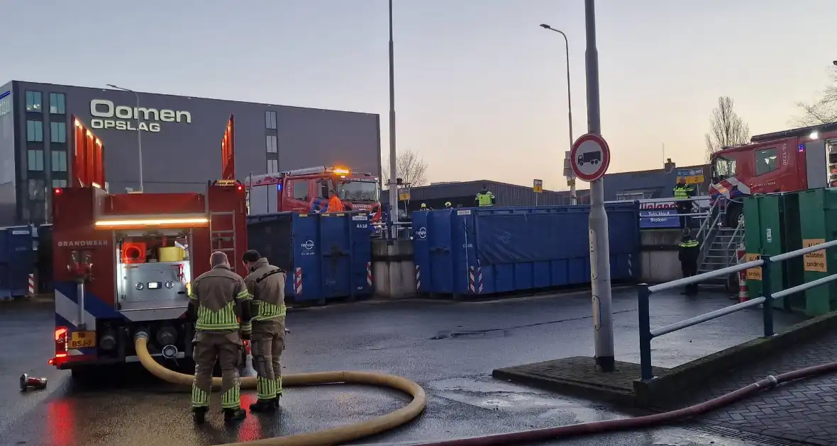 Brandweer ingezet voor brandende container in milieustraat - Foto 3