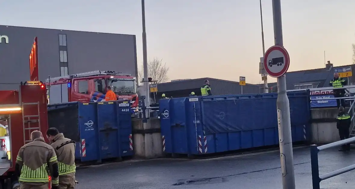 Brandweer ingezet voor brandende container in milieustraat - Foto 4