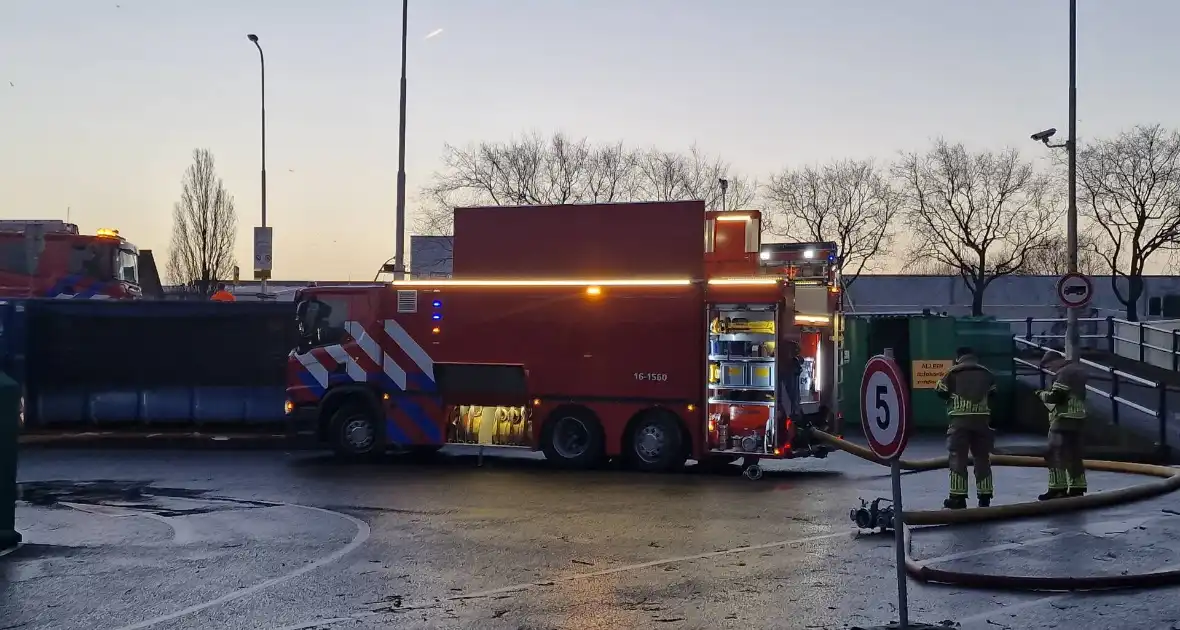 Brandweer ingezet voor brandende container in milieustraat - Foto 5