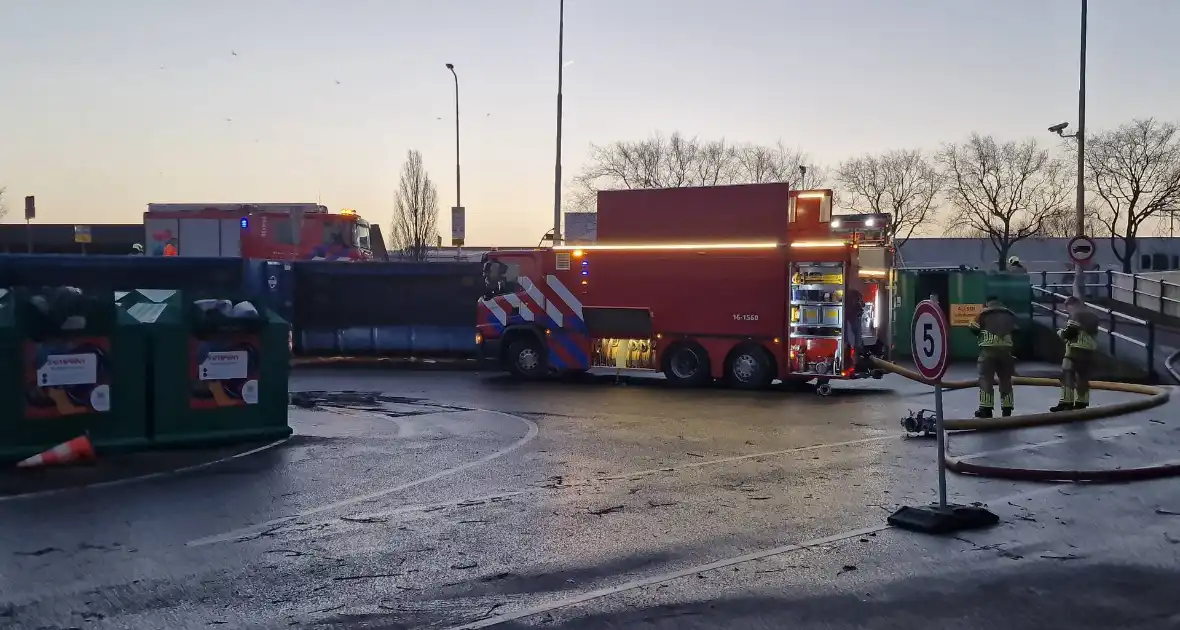 Brandweer ingezet voor brandende container in milieustraat - Foto 6