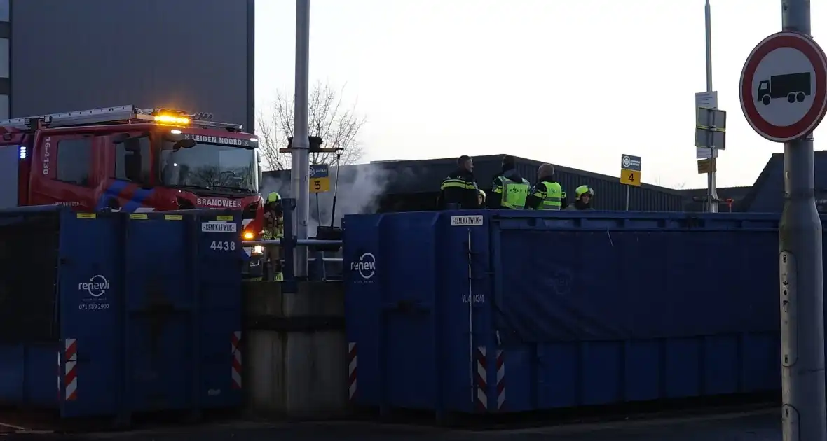 Brandweer ingezet voor brandende container in milieustraat - Foto 8