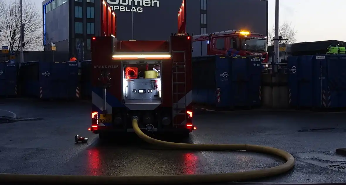 Brandweer ingezet voor brandende container in milieustraat - Foto 9