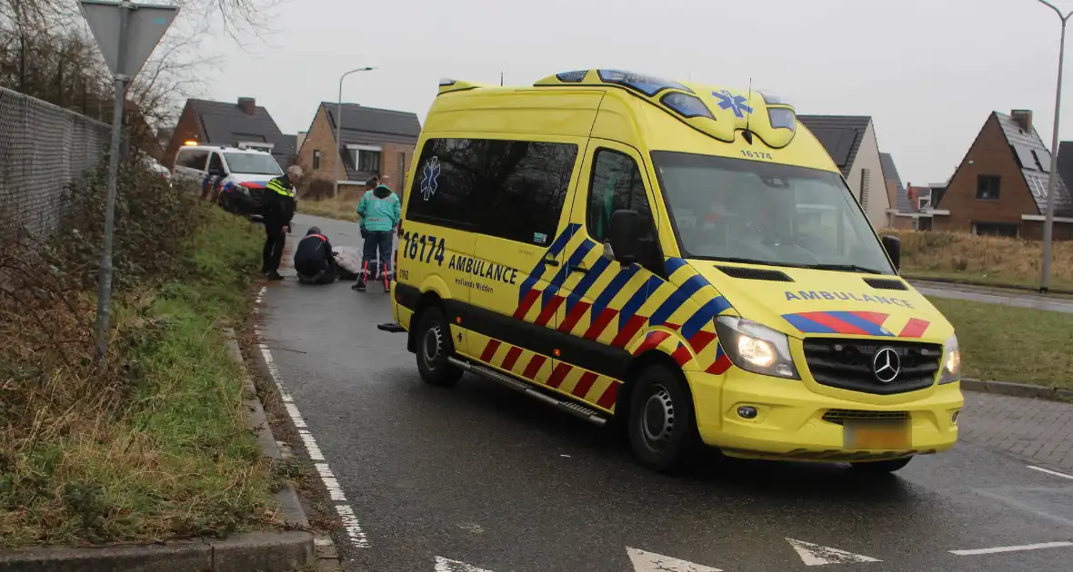 Scooterrijder schrikt van auto en gaat onderuit