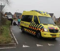 Scooterrijder schrikt van auto en gaat onderuit