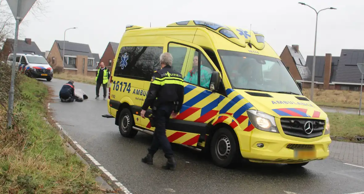 Scooterrijder schrikt van auto en gaat onderuit - Foto 1