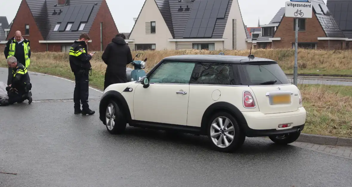 Scooterrijder schrikt van auto en gaat onderuit - Foto 2