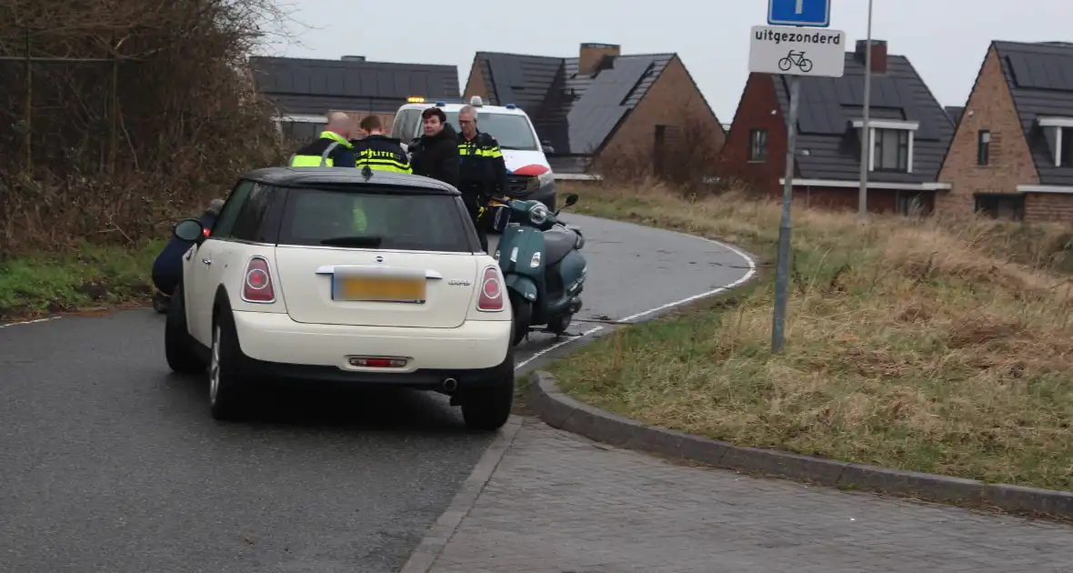 Scooterrijder schrikt van auto en gaat onderuit - Foto 3