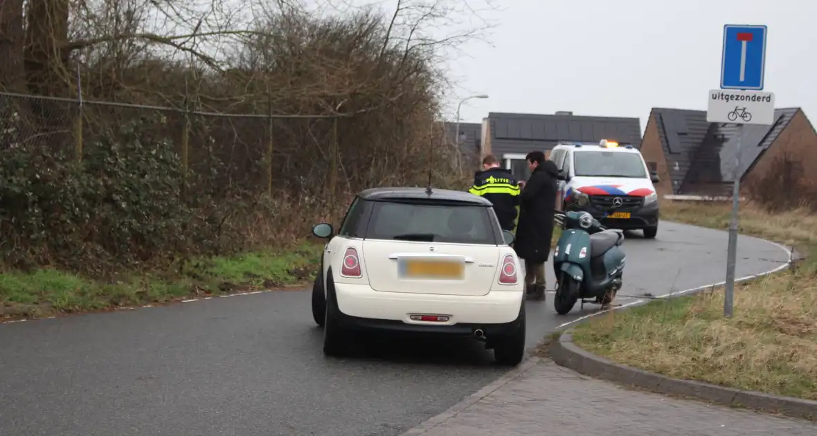 Scooterrijder schrikt van auto en gaat onderuit - Foto 4