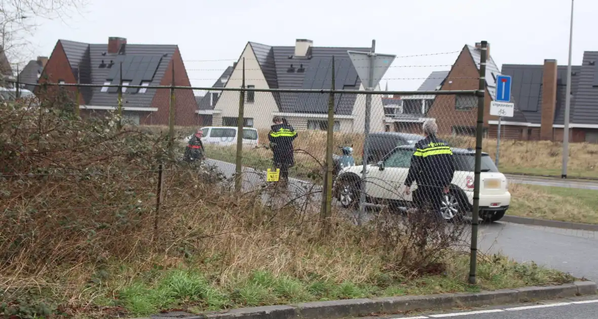 Scooterrijder schrikt van auto en gaat onderuit - Foto 5