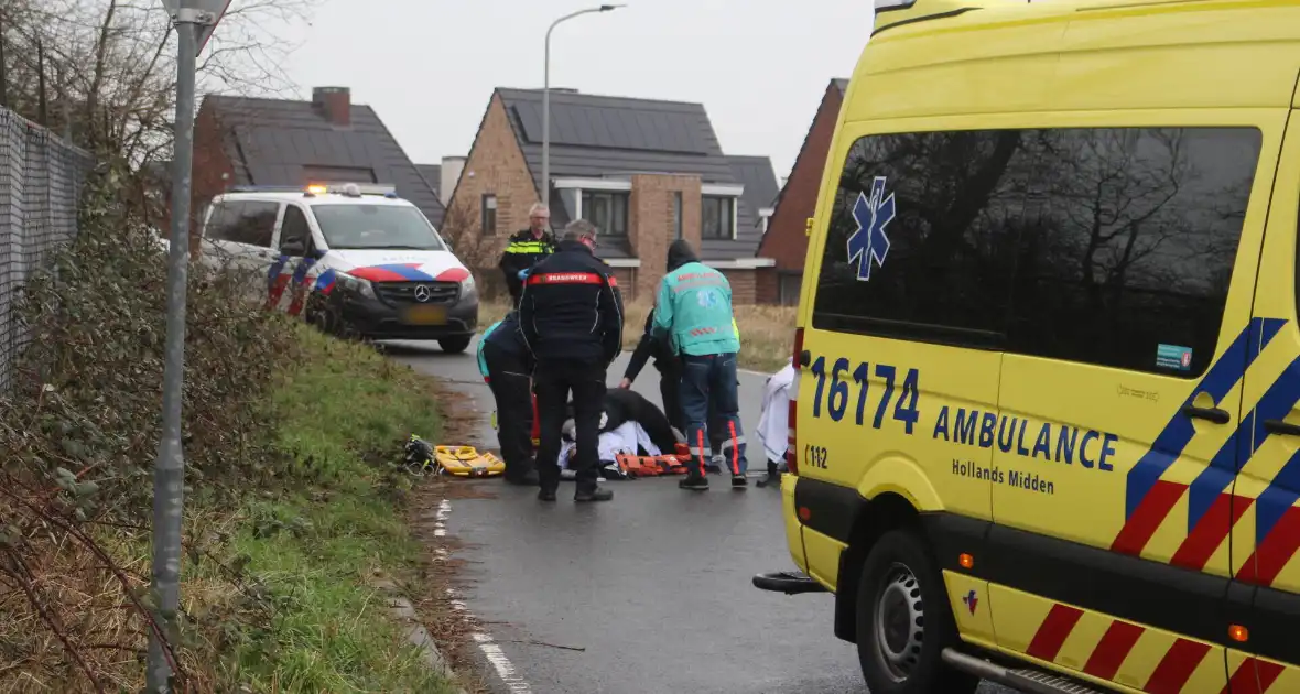 Scooterrijder schrikt van auto en gaat onderuit - Foto 6