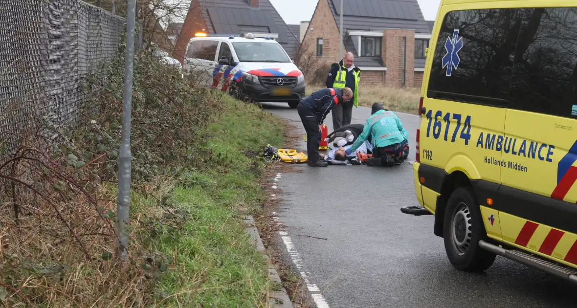 Scooterrijder schrikt van auto en gaat onderuit - Foto 7