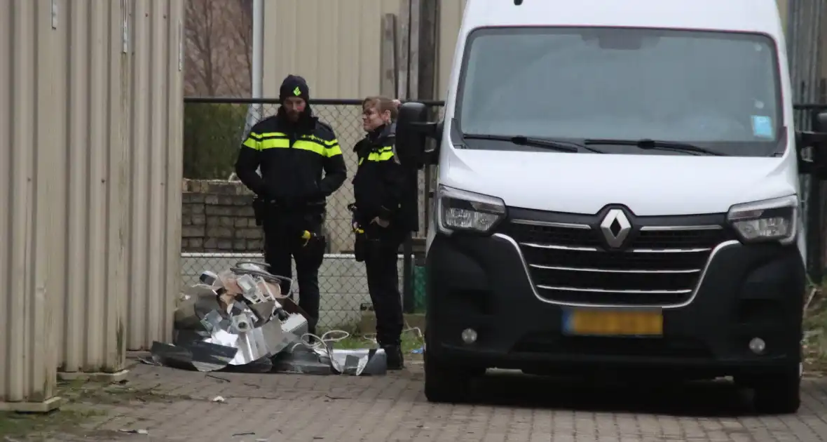 Politie neemt benodigdheden voor een wietplantage in beslag