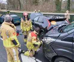 Passagier van taxi gewond bij botsing