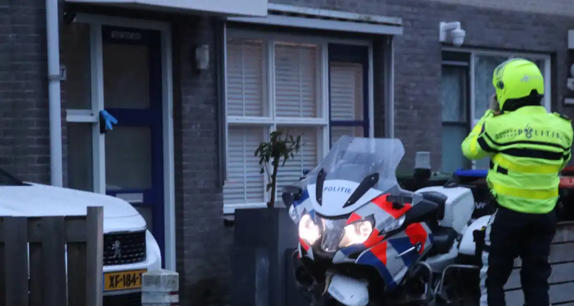 Politie doorzoekt woning persoon aangehouden