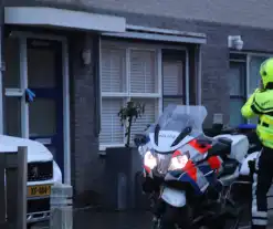 Politie doorzoekt woning persoon aangehouden