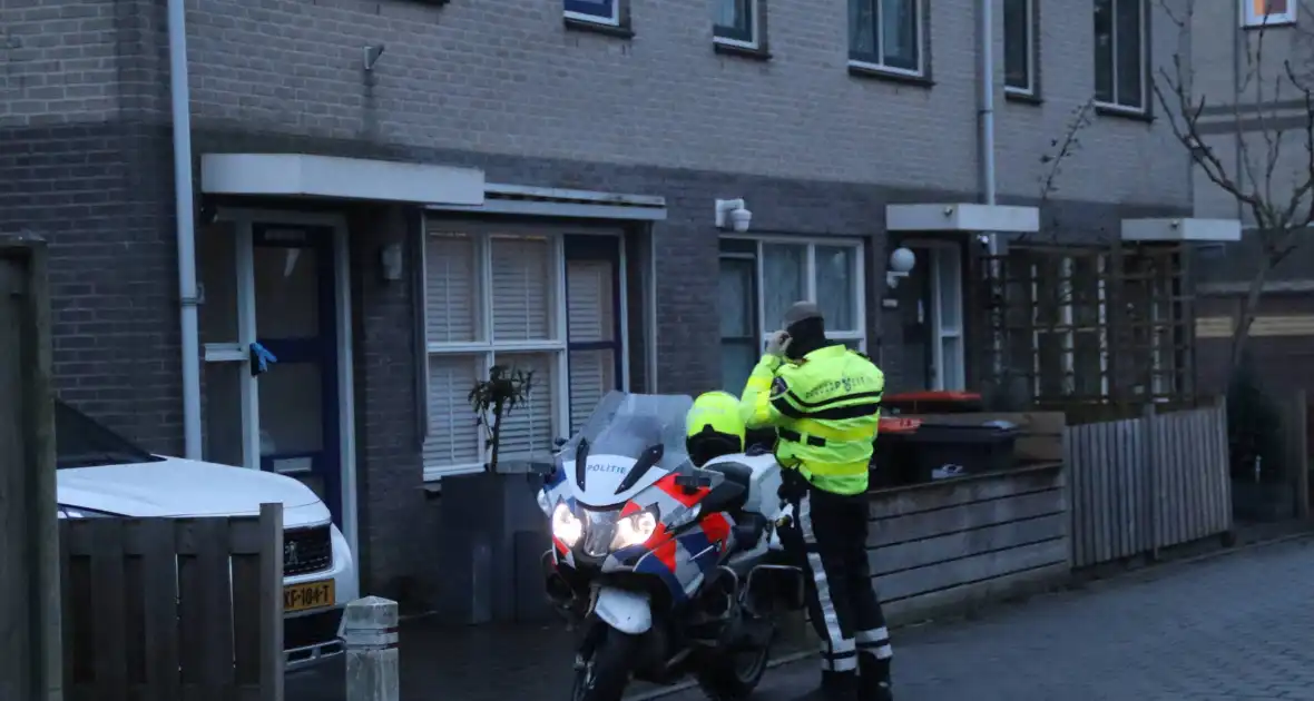 Politie doorzoekt woning persoon aangehouden - Foto 1