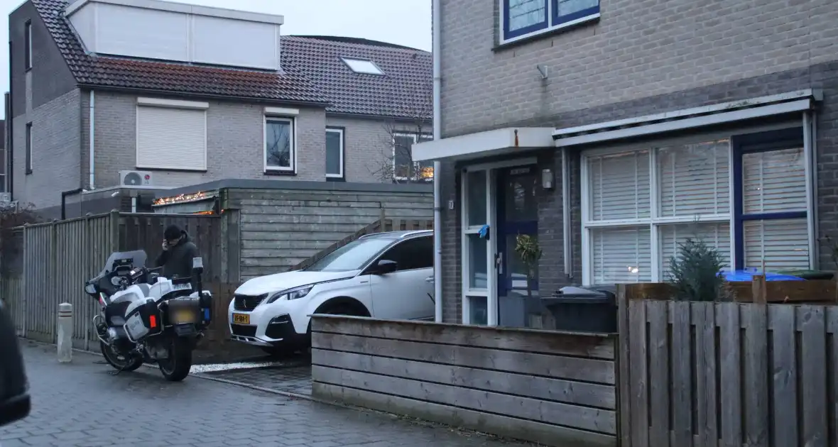 Politie doorzoekt woning persoon aangehouden - Foto 3