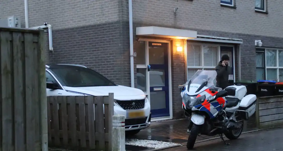 Politie doorzoekt woning persoon aangehouden - Foto 4