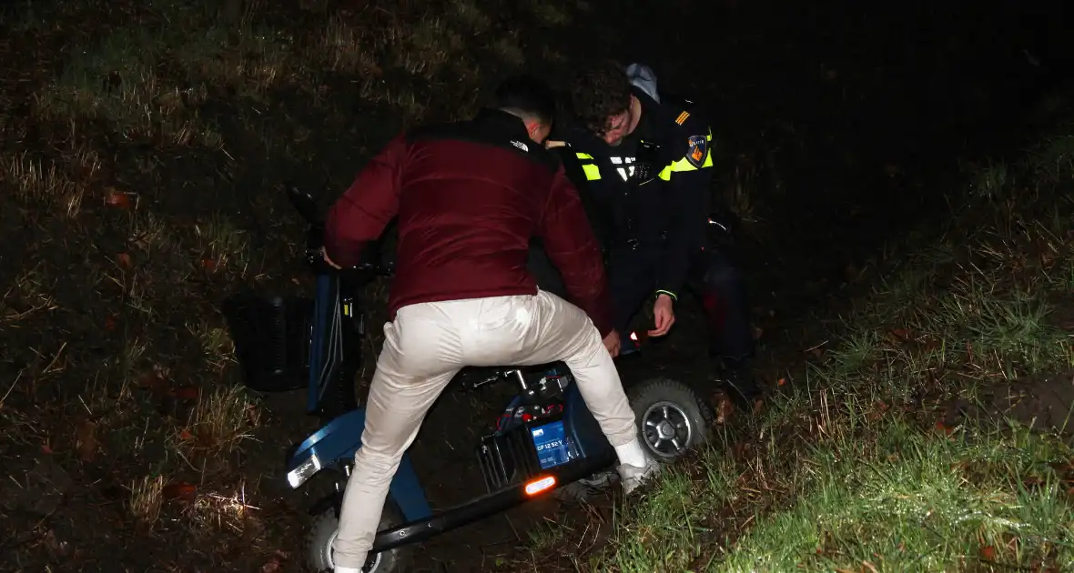 Persoon met scootmobiel in de sloot - Foto 3