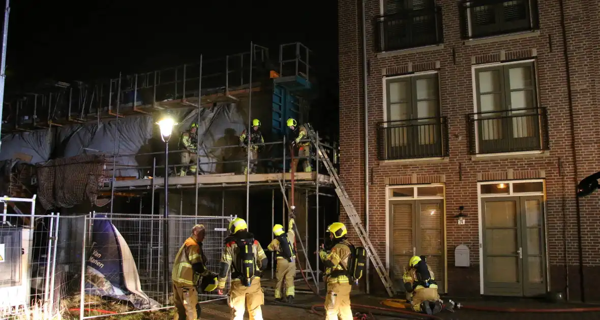 Gasheaters op bouwplaats vatten vlam door harde wind - Foto 5