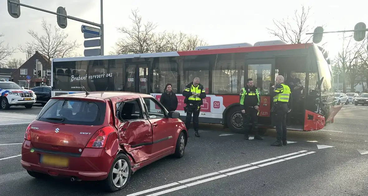 Gewonde bij ongeval tussen auto en lijnbus - Foto 1