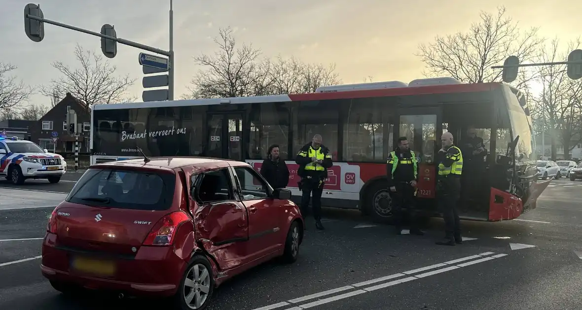 Gewonde bij ongeval tussen auto en lijnbus - Foto 2